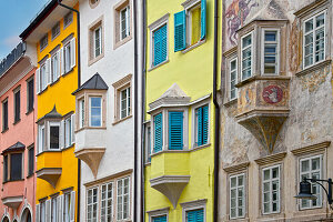 Bunte Hausfassaden in der Altstadt von Bozen. Dr.-Streiter-Gasse, Bozen, Südtirol, Trentino, Italien, Europa\n
