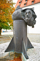 Einstein-Brunnen am Geburtsort von Albert Einstein, Bronze von Jürgen Goertz. Zeughausgasse, Ulm, Deutschland, Europa