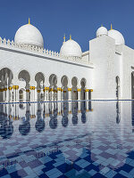 Die Scheich-Zayid-Moschee befindet sich in Abu Dhabi, Hauptstadt Vereinigte Arabische Emirate