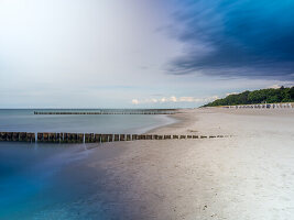  Baltic Sea beach with groynes, Zingst, Darß, Fischland, Baltic Sea, Mecklenburg-Western Pomerania, Germany, Europe 