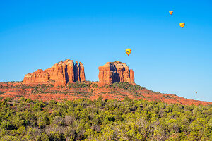  Cathedral Rock with hot air balloons in the morning light, Sedona, Arizona, USA, United States 
