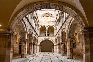Atrium des Sponza-Palast in Dubrovnik, Kroatien, Europa