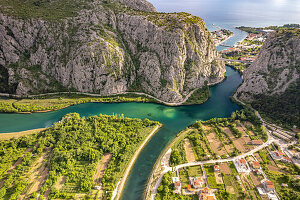 Blick in die Cetina Schlucht mit dem Fluss Cetina bei Omis, Kroatien, Europa