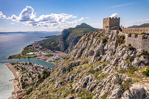 Die Festung Starigrad und Omis aus der Luft gesehen, Kroatien, Europa