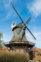 Historische Windmühle, Schlachtmühle, zweistöckiger Galerieholländer mit Windrose, Jever, Ostfriesland, Niedersachsen, Deutschland