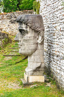 Riesige Skulptur Kopf römischer Kaiser Konstantin der Erste (272-337 n. Chr.), Berat Burg, Berat, Albanien, Europa