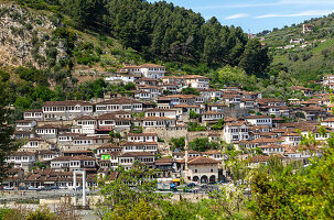 UNESCO-Weltkulturerbe, osmanische Architektur der Gebäude im Mangalemi-Viertel von Berat, Albanien, Europa