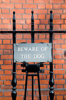 Warnschild vor dem Hund am Gartenzaun, London, England, Großbritannien