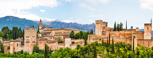  Alhambra Granada, World Heritage Site, Nasrid Palaces and Alcazaba in front of the snow-capped Sierra Nevada, Granada Province, Spain 