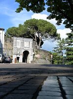 Torbogen Porta Leopoldina an der Burg Borgo Castello über Gorizia, Friaul, Nord-Italien, Italien