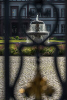 Blick zum Springbrunnen im Schlosspark, Schloss Philippsruhe in Hanau, Hessen, Deutschland