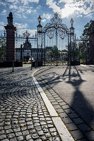 Eingangstor vor Schloss Philippsruhe und Schlosspark in Hanau, Hessen, Deutschland