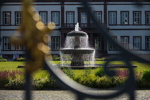 Springbrunnen vor Schloss Philippsruhe und Schlosspark in Hanau, Hessen, Deutschland