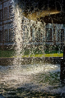 Springbrunnen vor Schloss Philippsruhe und Schlosspark in Hanau, Hessen, Deutschland