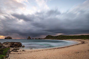 Pointe des Chateaux, Felsen im Meer, Sonnenaufgang, Pointes des colibris, Guadeloupe, Französische Antillen, Frankreich, Europa