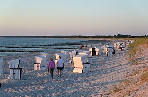 Strand am Ostseebad Ahrenshoop bei Sonnenuntergang, Fischland-Darß, Mecklenburg-Vorpommern, Deutschland