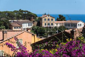 Blick auf das Rathaus von Bormes-Les-Mimosas, Provence-Alpes-Côte d’Azur, Frankreich