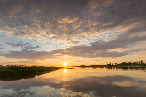 Sonnenuntergang ueber der Oder, Oderbruch, Brandenburg, Deutschland