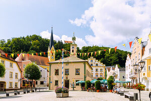  Market square with view of St. Johannes Church and tourist information in Riedenburg in the Altmühltal in Lower Bavaria in Germany 