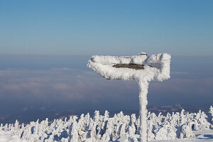 Wanderschild, verschneites Schild, Brocken, Harz, Nationalpark Harz, Winter, Sachsen-Anhalt, Deutschland