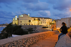 Ehemaliges Kloster Sant Francesc bei Dämmerung, Museum, Mahon (Mao) bei Dämmerung, Insel Menorca, Balearen, Spanien, Europa