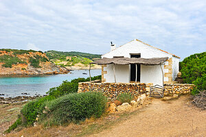 Schutzhütte am Cami de Cavalls Wanderweg GR 223, Bucht Cala Rambles, Naturpark s'Albufera des Grau, Nordküste, Insel Menorca, Balearen, Spanien, Europa