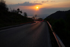 Blick auf die Vesuv-Straße mit Lichtspur eines fahrenden Autos, Kampanien, Italien, Europa