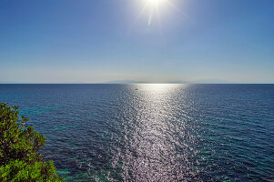 Eine herrliche Aussicht auf das azurblaue Meer am Kap Sani, bei Nea Fokea, Gemeinde Kassandra, Chalkidiki, Ägäisches Meer, Griechenland