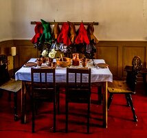  Habitat of the seven dwarves, the laid table, hats in the background, Snow White House Bergfreiheit, Bad Wildungen, Hesse, Germany 