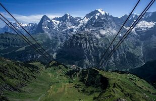 Blick von der Seilbahnstation Birg auf die Gipfel Eiger, Mönch und Jungfrau und das Alpendorf Mürren, bei Lauterbrunnen, Berner Oberland, Schweiz