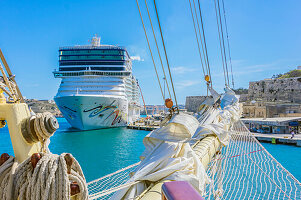 Kreuzfahrtschiff und Segelschiff im Hafen von Valletta, Malta