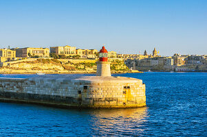 Hafenausfahrt mit Blick auf Leuchtturm und Fort Rikasol, Valletta, Malta