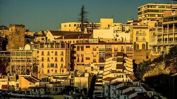 Der Torre de Pimentel und die moderne Hotelsiedlung im Stadtzentrum, in Torremolinos, Provinz Malaga, Costa del Sol, Andalusien, Spanien