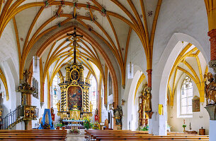 Innenraum der Pfarrkirche Maria Himmelfahrt in Rotthalmünster in Niederbayern in Deutschland