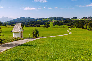 Aussichtspunkt Mesnerkapelle in Grainbach und Weg nach Eßbaum und Törwang am Samerberg im Chiemgau in Oberbayern in Deutschland