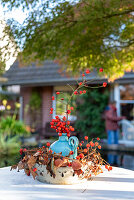 Vase mit Hagebutten, Herbstdekoration, Garten, Deutschland