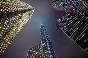  Ein Blick von unten auf die nachts beleuchteten Wolkenkratzer im Central District. Hongkong, China. 