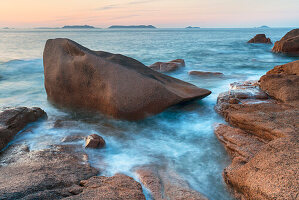 Felsformationen an der Côte de Granit Rose, Bretagne, Frankreich.