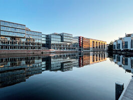 Hamburg, Lämmersieht, Wohnen und Arbeiten am Kanal in sanierten Fabrikgebäuden und luxuriösen Neubauten, Deutschland