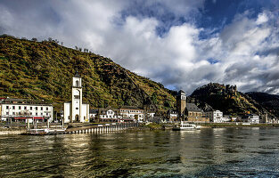  St. Goarshausen and Katz Castle in autumn, Upper Middle Rhine Valley, Rhineland-Palatinate, Germany 