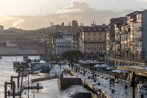 Die nördliche Uferpromenade am Douro in der Altstadt nach einem Regenschauer bei Sonnenuntergang, Porto, Region Norte, Portugal
