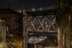 Blick  aus der Gasse Escadas do Codecal zur Brücke Ponte Dom Luis I bei Nacht, Porto, Region Norte, Portugal