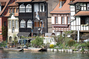 Ausflugsschiff auf der Regnitz mit dem Klein Venedig, Bamberg, Oberfranken, Bayern, Deutschland, Europa