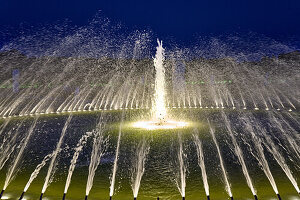 Beleuchteter Brunnen bei Nacht, Herrenhäuser Garten, Hannover, Deutschland