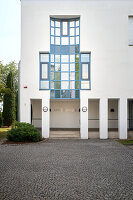 Moderne architektonische Fassade mit blau gerahmtem Fenster, Bonn, Deutschland