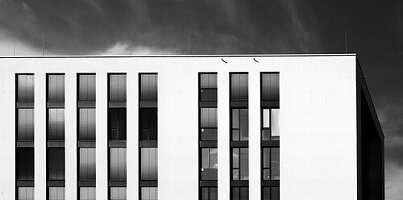 Moderne minimalistische Gebäudefassade in Schwarz und Weiß, Bonn, Deutschland