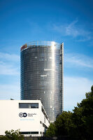 Moderner Wolkenkratzer der Deutschen Post AG vor dem Gebäude der Deutschen Welle gegen den blauen Himmel, Bonn, Deutschland
