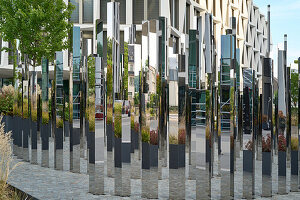 Reflektierende Säulen in der städtischen Landschaft, Bonn, Deutschland