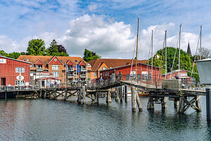 Eckernförder Holzbrücke und die Siegfriedwerft am Binnenhafen in Eckernförde, Schleswig-Holstein, Deutschland