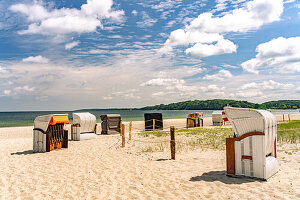Strandkörbe am Strand von Eckernförde, Schleswig-Holstein, Deutschland